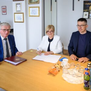 Zdjęcie przedstawia uczestników uroczystości podpisania umowy na wsparcie ratownictwa wodnego