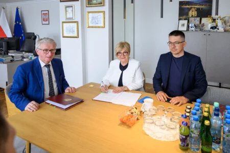 Zdjęcie przedstawia uczestników uroczystości podpisania umowy na wsparcie ratownictwa wodnego