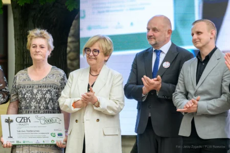 Zdjęcie przedstawia uczestników galu finałowej "Fundusz sołecki - najlepsza inicjatywa"