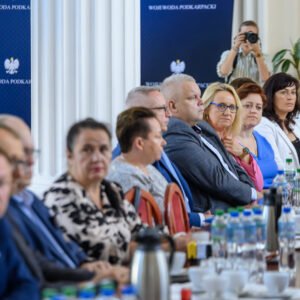 Zdjęcie przedstawia uczestników podpisania umów w ramach programów rządowych