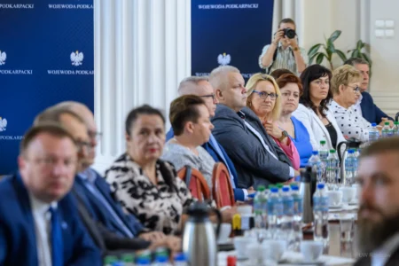 Zdjęcie przedstawia uczestników podpisania umów w ramach programów rządowych