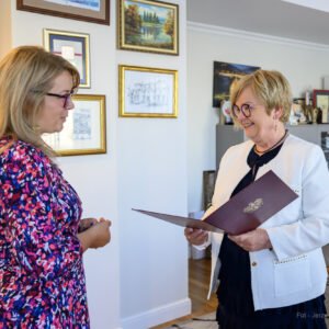 Zdjęcie przedstawia Magdalenę Turzę-Krajewską - konsultanta wojewódzkiego w dziedzinie psychoterapii uzależnień oraz wojewodę podkarpackiego Teresę Kubas-Hul