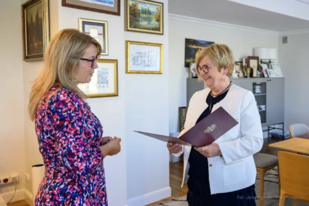 Zdjęcie przedstawia Magdalenę Turzę-Krajewską - konsultanta wojewódzkiego w dziedzinie psychoterapii uzależnień oraz wojewodę podkarpackiego Teresę Kubas-Hul