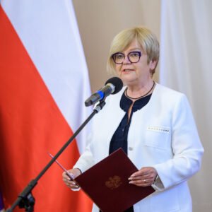 Zdjęcie przedstawia wojewodę podkarpackiego Teresę Kubas-Hul przemawiającą podczas uroczystości wręczenia odznaczeń państwowych