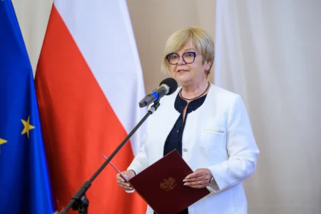 Zdjęcie przedstawia wojewodę podkarpackiego Teresę Kubas-Hul przemawiającą podczas uroczystości wręczenia odznaczeń państwowych