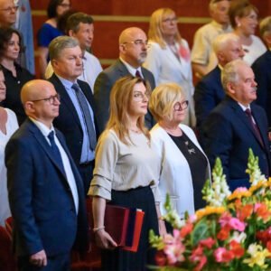 Zdjęcie przedstawia uczestników jubileuszu I Liceum Ogólnokształcącego w Krośnie