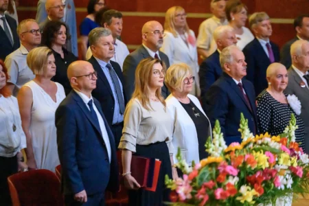 Zdjęcie przedstawia uczestników jubileuszu I Liceum Ogólnokształcącego w Krośnie