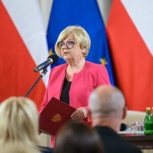 Zdjęcie przedstawia uczestników konferencji w sali kolumnowej PUW