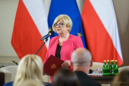 Zdjęcie przedstawia uczestników konferencji w sali kolumnowej PUW