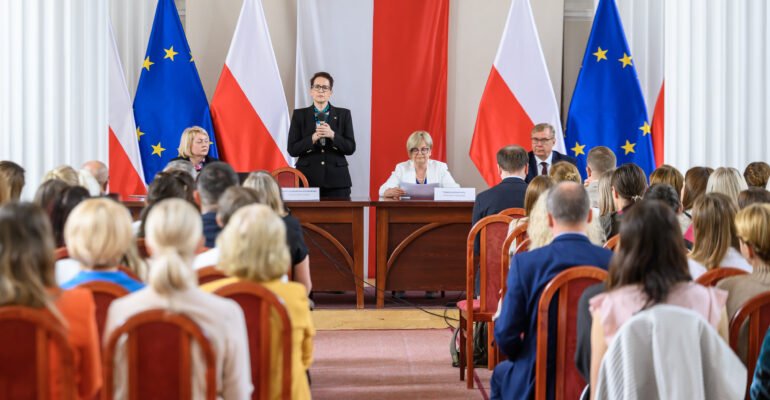 Zdjęcie przedstawia uczestników spotkania z szefową Służby Cywilnej Anitą Noskowską Piątkowską