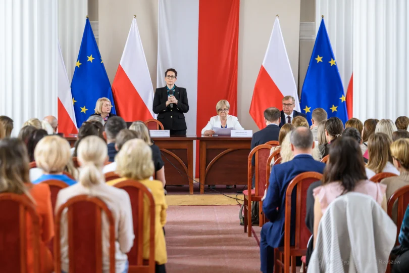 Zdjęcie przedstawia uczestników spotkania z szefową Służby Cywilnej Anitą Noskowską Piątkowską