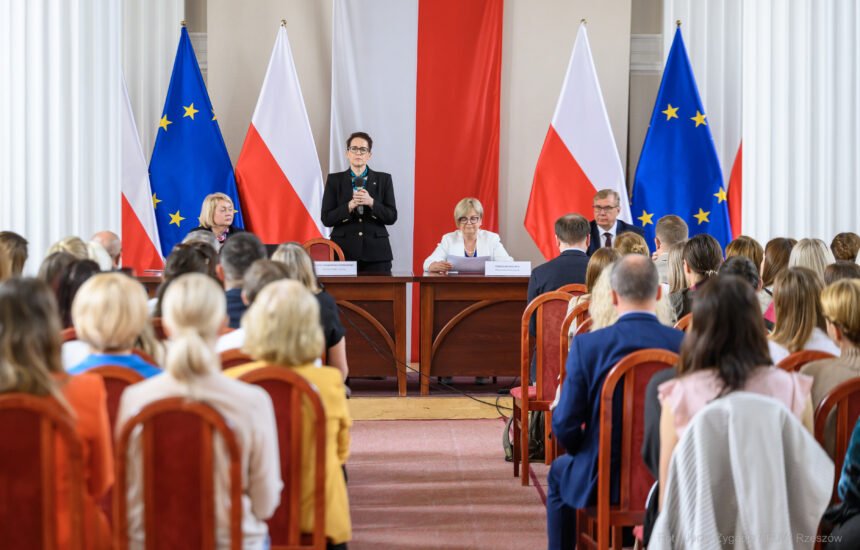 Zdjęcie przedstawia uczestników spotkania z szefową Służby Cywilnej Anitą Noskowską Piątkowską
