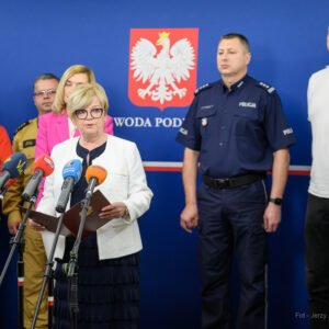 Zdjęcie przedstawia uczestników konferencji prasowej wojewody na temat bezpiecznych wakacji