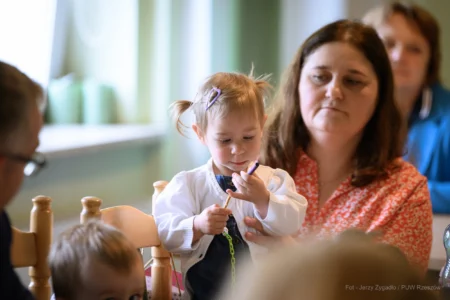 Zdjęcie przedstawia uczestników spotkania z rodzinami zastępczymi