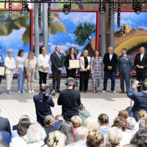 Zdjęcie przedstawia uczestników galu finałowej "Fundusz sołecki - najlepsza inicjatywa"