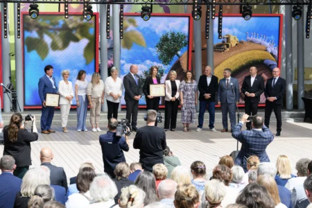 Zdjęcie przedstawia uczestników galu finałowej "Fundusz sołecki - najlepsza inicjatywa"