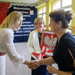 Zdjęcie przedstawia uczestników wojewódzkiej inauguracji roku szkolnego.