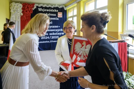 Zdjęcie przedstawia uczestników wojewódzkiej inauguracji roku szkolnego.