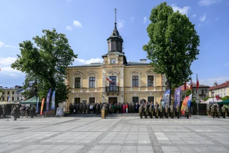 Zdjęcie przedstawia uczestników obchodów Święta 21 Brygady Strzelców Podhalańskich