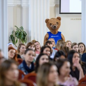 Zdjęcie przedstawia uczestników konferencji w sali kolumnowej PUW