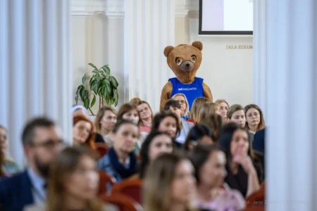 Zdjęcie przedstawia uczestników konferencji w sali kolumnowej PUW