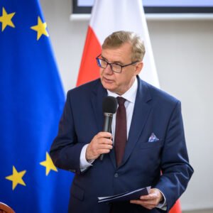 Zdjęcie przedstawia dyrektora generalnego Podkarpackiego Urzędu Wojewódzkiego w Rzeszowie Tomasza Cyrana