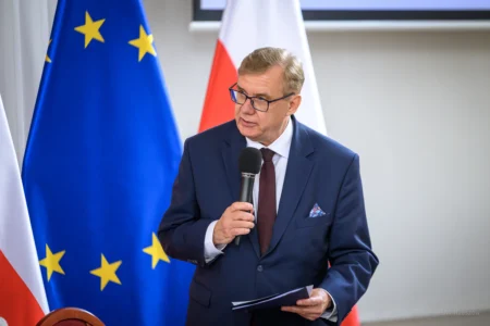 Zdjęcie przedstawia dyrektora generalnego Podkarpackiego Urzędu Wojewódzkiego w Rzeszowie Tomasza Cyrana