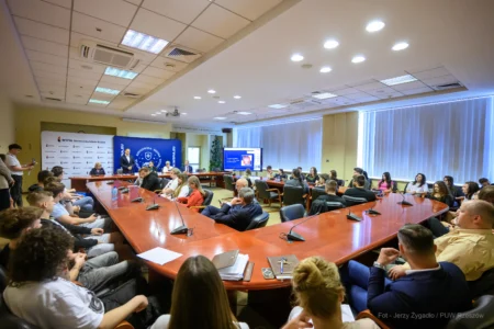 Zdjęcie przedstawia uczestników spotkania z szefową Służby Cywilnej Anitą Noskowską Piątkowską