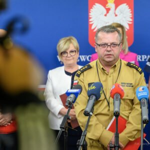 Zdjęcie przedstawia uczestników konferencji prasowej wojewody na temat bezpiecznych wakacji
