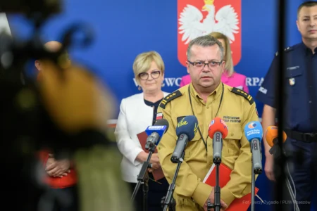 Zdjęcie przedstawia uczestników konferencji prasowej wojewody na temat bezpiecznych wakacji