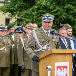 Zdjęcie przedstawia uczestników święta wojsk pancernych i zmechanizowanych