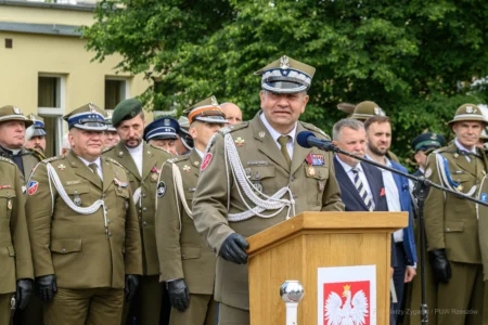 Zdjęcie przedstawia uczestników święta wojsk pancernych i zmechanizowanych