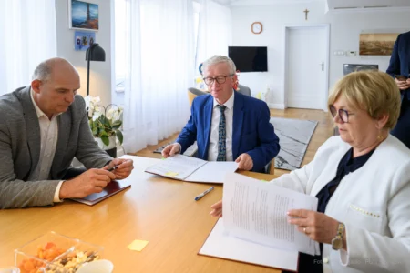 Zdjęcie przedstawia uczestników uroczystości podpisania umowy na wsparcie ratownictwa wodnego