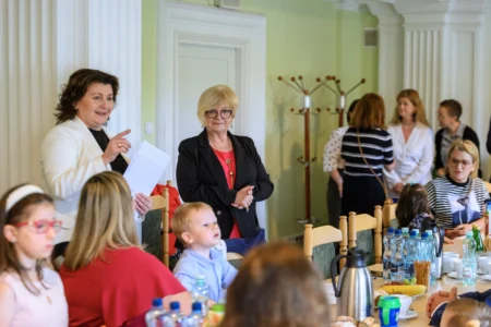 Zdjęcie przedstawia uczestników spotkania z rodzinami zastępczymi