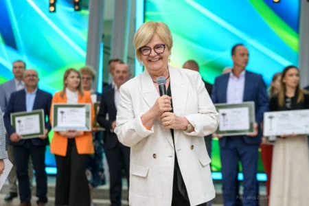 Zdjęcie przedstawia uczestników galu finałowej "Fundusz sołecki - najlepsza inicjatywa"