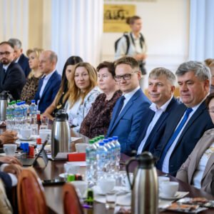 Zdjęcie przedstawia uczestników podpisania umów w ramach programów rządowych