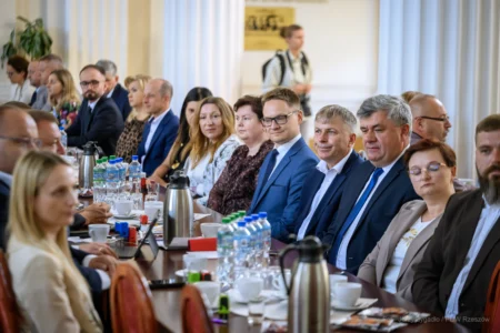 Zdjęcie przedstawia uczestników podpisania umów w ramach programów rządowych