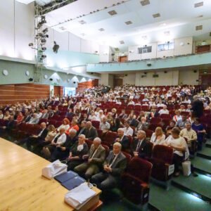 Zdjęcie przedstawia uczestników jubileuszu I Liceum Ogólnokształcącego w Krośnie