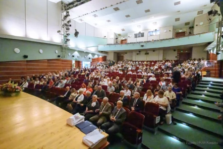 Zdjęcie przedstawia uczestników jubileuszu I Liceum Ogólnokształcącego w Krośnie