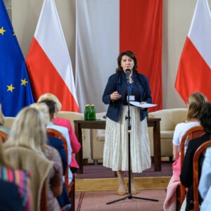 Zdjęcie przedstawia uczestników konferencji w sali kolumnowej PUW