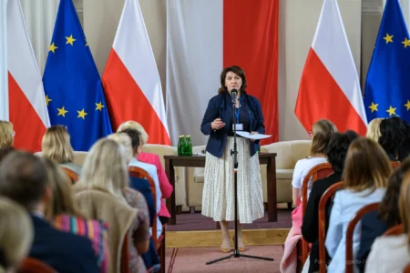 Zdjęcie przedstawia uczestników konferencji w sali kolumnowej PUW