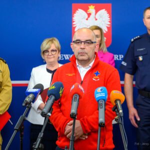 Zdjęcie przedstawia uczestników konferencji prasowej wojewody na temat bezpiecznych wakacji