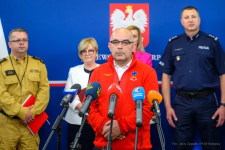 Zdjęcie przedstawia uczestników konferencji prasowej wojewody na temat bezpiecznych wakacji