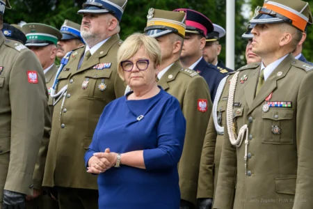 Zdjęcie przedstawia uczestników święta wojsk pancernych i zmechanizowanych