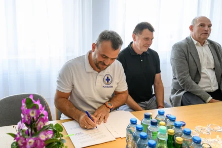 Zdjęcie przedstawia uczestników uroczystości podpisania umowy na wsparcie ratownictwa wodnego