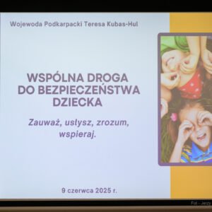 Zdjęcie przedstawia slajd z napisami: Wspólna droga do bezpieczeństwa dziecka, Zauważ, usłysz, zrozum, wspieraj. 9 czerwca 2025 r.
