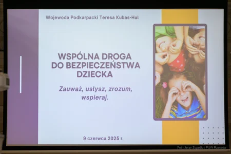 Zdjęcie przedstawia slajd z napisami: Wspólna droga do bezpieczeństwa dziecka, Zauważ, usłysz, zrozum, wspieraj. 9 czerwca 2025 r.