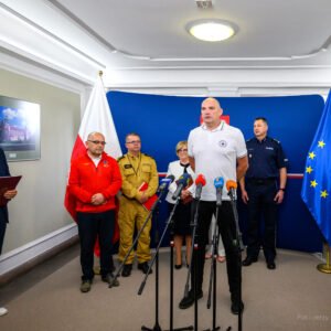 Zdjęcie przedstawia uczestników konferencji prasowej wojewody na temat bezpiecznych wakacji