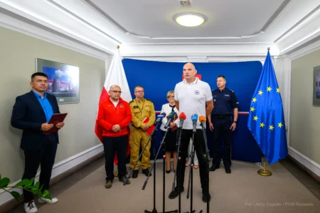 Zdjęcie przedstawia uczestników konferencji prasowej wojewody na temat bezpiecznych wakacji