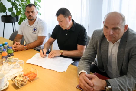 Zdjęcie przedstawia uczestników uroczystości podpisania umowy na wsparcie ratownictwa wodnego